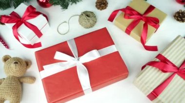 Noel hediyeleri masada.