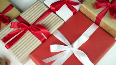 Noel hediyeleri masada.