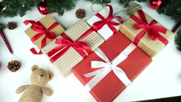 Regalos de Navidad sobre la mesa — Vídeos de Stock