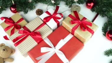Noel hediyeleri masada.