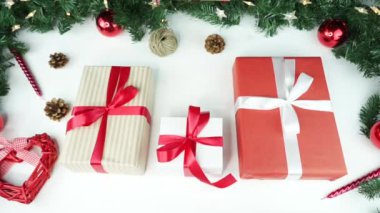 Noel hediyeleri masada.