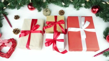 Noel hediyeleri masada.