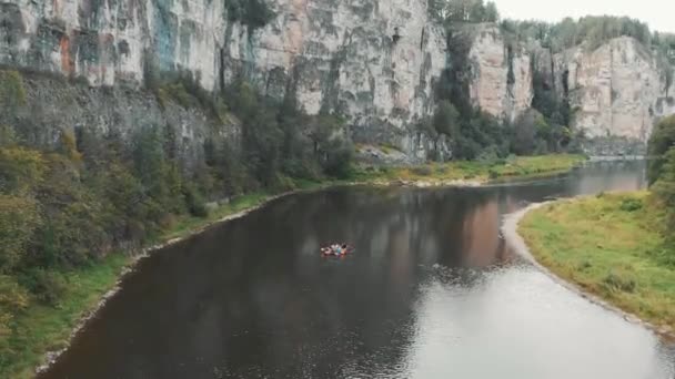 Létání přes řeku, na které plave katamarán, rafting na horské řece s kameny. — Stock video