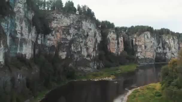 Latanie nad rzeką, na której pływa katamaran, spływ górską rzeką ze skałami. — Wideo stockowe