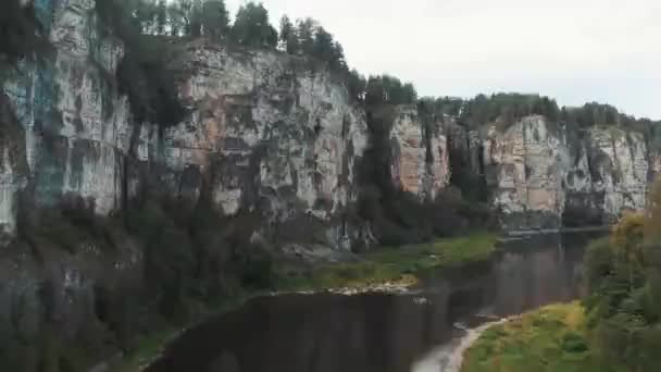 Terbang di atas sungai, di mana mengapung catamaran, arung jeram di gunung sungai dengan batu . — Stok Video