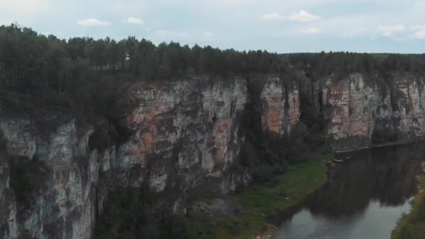 飞驰过河，在河上漂流着金丝雀，在一条岩石环绕的山河上漂流. — 图库视频影像