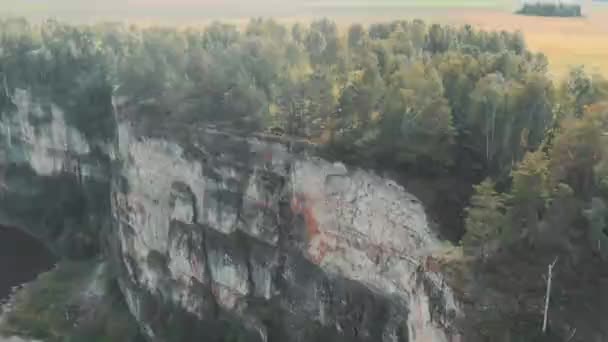 Повітряне фото природи. Політ над прекрасною річкою зі скелями . — стокове відео