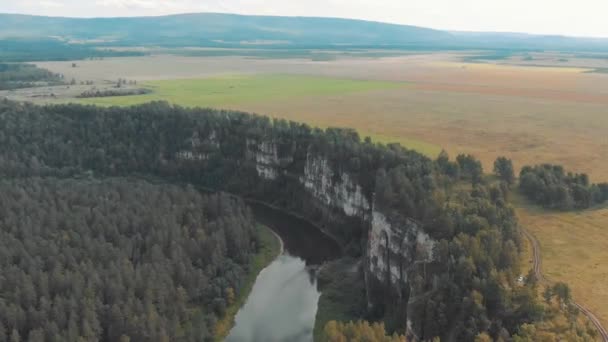 Повітряне фото природи. Політ над прекрасною річкою зі скелями . — стокове відео