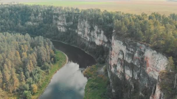 Photo aérienne de la nature. Vol au-dessus de la belle rivière avec des roches .