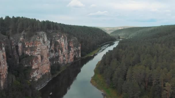 Luchtfoto van de natuur. Vlucht over de prachtige rivier met rotsen. — Stockvideo