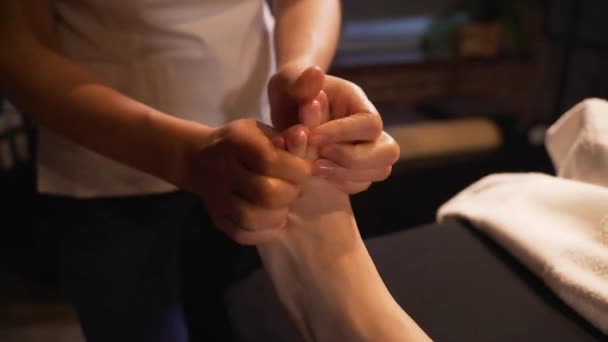 Ontspannende massage op de voet in spa salon - binnen — Stockvideo