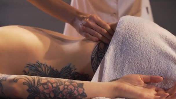 Varm atmosfär. Kvinna får axel och rygg massage. — Stockvideo