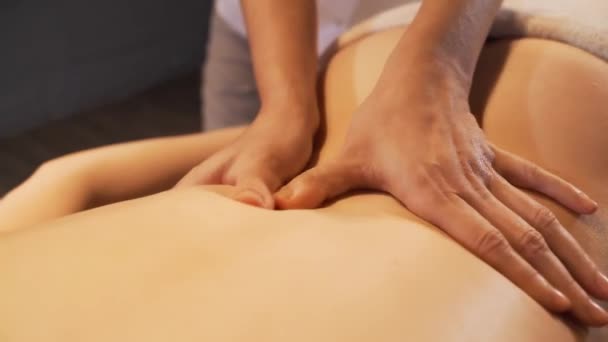 Varm atmosfär. Kvinna får axel och rygg massage. — Stockvideo