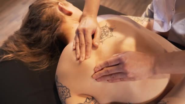 Varm atmosfär. Kvinna får axel och rygg massage. — Stockvideo