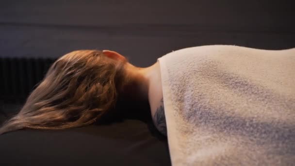 Haal de handdoek uit het lichaam van de meisjes. De vrouw is klaar voor een rugmassage. — Stockvideo