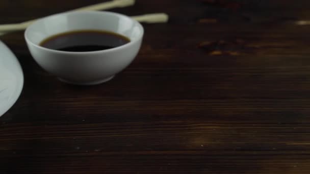 Des sushis sur la table. Divers plats japonais sont servis au restaurant. Ensemble avec saumon, thon, légumes, poisson volant ROE et caviar close-up . — Video