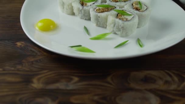 Des sushis sur la table. Divers plats japonais sont servis au restaurant. Ensemble avec saumon, thon, légumes, poisson volant ROE et caviar close-up .