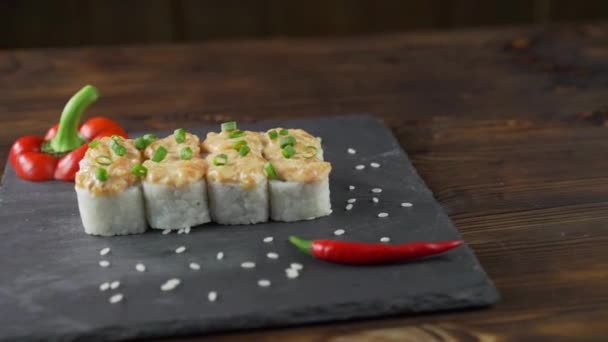 Sushi gulung diatur di atas meja. Berbagai hidangan Jepang disajikan di restoran tersebut. Diatur dengan salmon, tuna, sayuran, ikan terbang ROE dan caviar close-up . — Stok Video