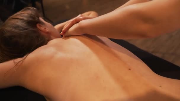 Närbild massör händer gör spinn massage. Flickan som ligger på bordet hos massören får njutning av massagen. — Stockvideo