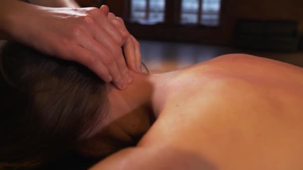 Masaje de cuello para mujer en salón de spa — Vídeo de stock