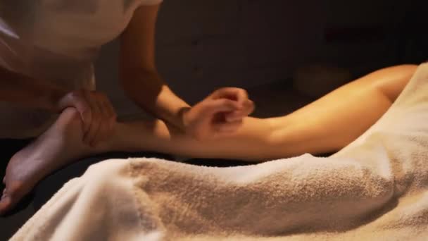 Ung kvinna med fötter massage i skönhetssalongen spa, på nära håll. Massören knådar foten och benet av en ung vacker flicka. — Stockvideo