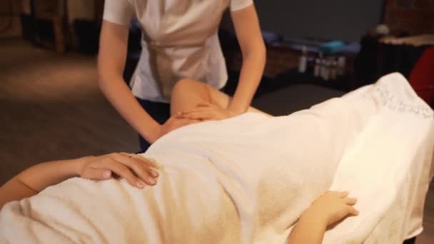 Güzellik spa salonunda Masaj, yakın çekim ayakları olan genç bir kadın. Ayak ve bacak güzel bir genç kız masör kneads. — Stok video