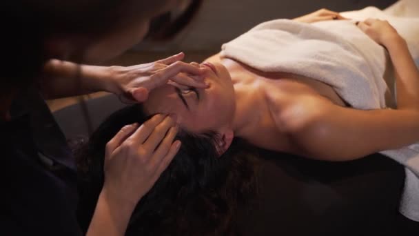 Spa femeie masaj facial. Masajul feței în salonul spa de frumusețe. Femeia se bucură de masaj facial relaxant în centrul de cosmetologie spa. Îngrijirea corpului, îngrijirea pielii, wellness, tratament de înfrumusețare . — Videoclip de stoc