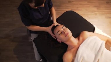 Kadın yüz masaj. Güzellik spa salonda yüz masaj. Erkek kozmetik spa merkezinde yüz masaj rahatlatıcı zevk. Vücut Bakımı, Cilt Bakımı, sağlık, güzellik bakımı.
