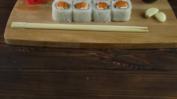 Servindo rolos de sushi na mesa . — Vídeo de Stock