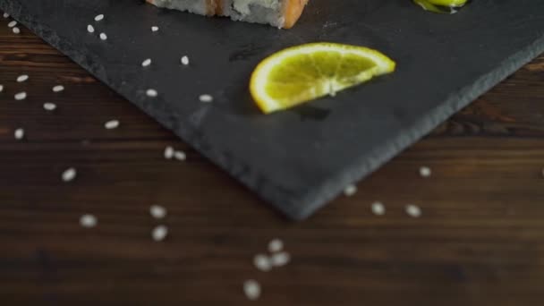 Servir des rouleaux de sushi sur la table . — Video