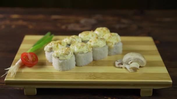 Serveert sushi broodjes op tafel. — Stockvideo