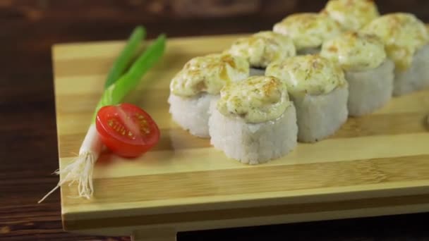 Servindo rolos de sushi na mesa . — Vídeo de Stock