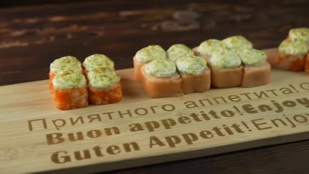 Sushi tekercseket szolgálnak fel az asztalon.. — Stock videók