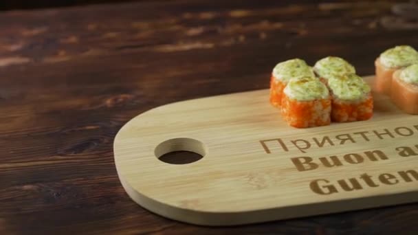 Servindo rolos de sushi na mesa . — Vídeo de Stock