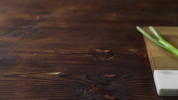 servir des rouleaux de sushi sur la table .