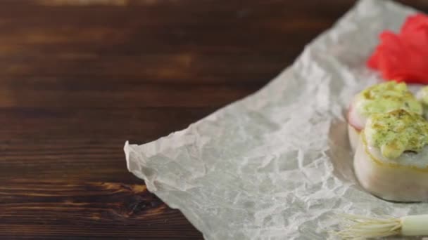 Подача суші рулонів на столі . — стокове відео