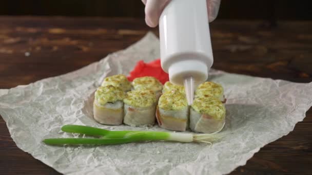 Servindo rolos de sushi na mesa . — Vídeo de Stock