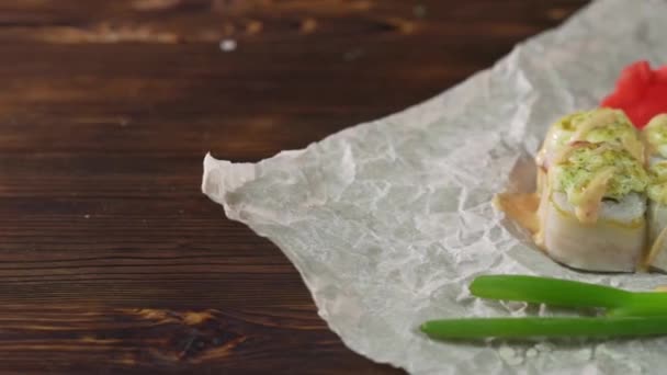 Servir des rouleaux de sushi sur la table . — Video