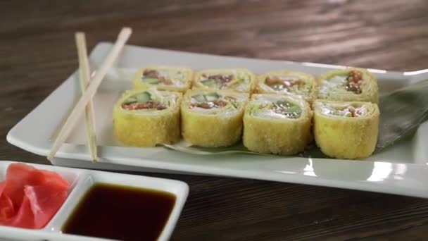 Servir rollos de sushi en la mesa . — Vídeos de Stock