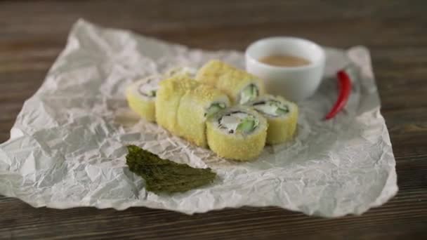 Servire rotoli di sushi sul tavolo . — Video Stock