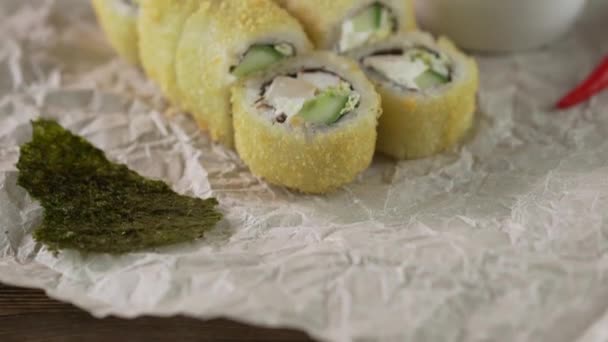 servir des rouleaux de sushi sur la table .