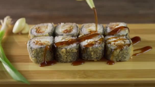 Servírujeme sushi rolky na stole. — Stock video