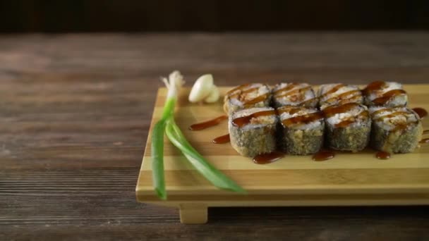 Servindo rolos de sushi na mesa . — Vídeo de Stock