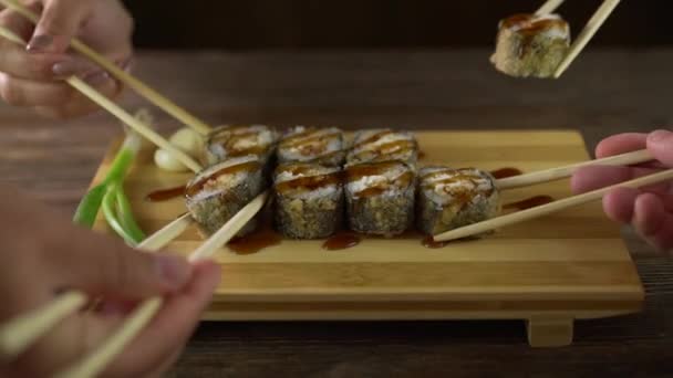 テーブルの上で寿司ロールを出す. — ストック動画