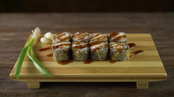 Servire rotoli di sushi sul tavolo . — Video Stock