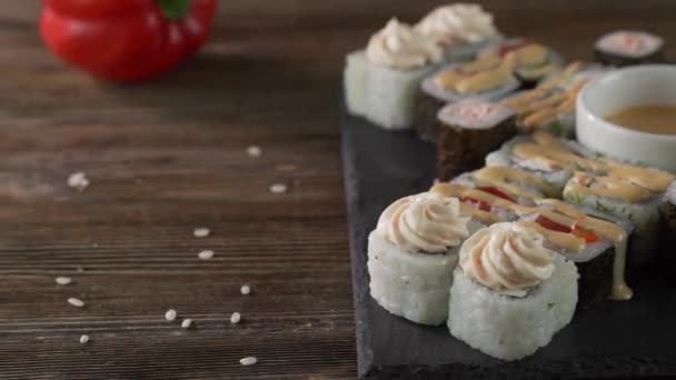 Servindo rolos de sushi na mesa . — Vídeo de Stock