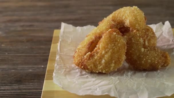 Frittierte Garnelenfleischbällchen mit süßer Sauce auf Holztisch — Stockvideo