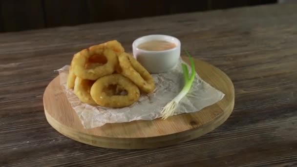 Anillos caseros de cebolla frita crujiente. — Vídeo de stock