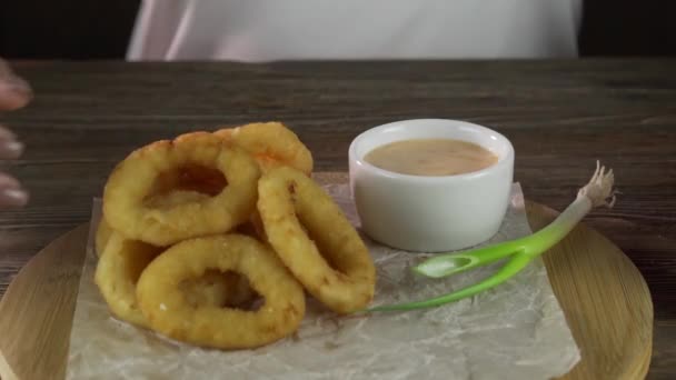 Anillos caseros de cebolla frita crujiente. — Vídeos de Stock