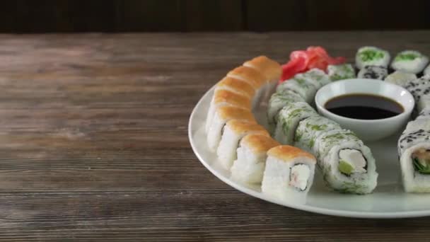 Servírujeme sushi rolky na stole. — Stock video
